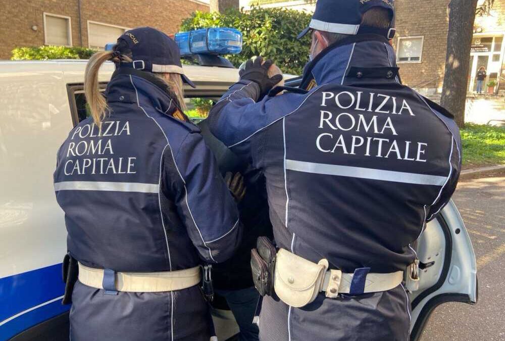 Ruba un’auto e investe un uomo durante la fuga: 17enne fermato da un funzionario di Roma Capitale al Prenestino