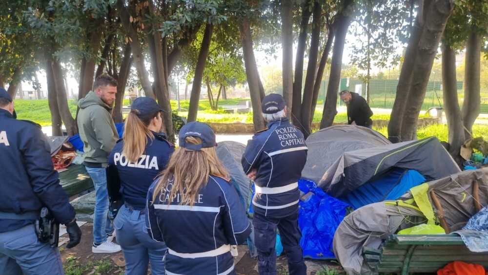 polizia municipale roma capitale tende tendopoli accampamento polizia municipale roma capitale tende tendopoli accampamento