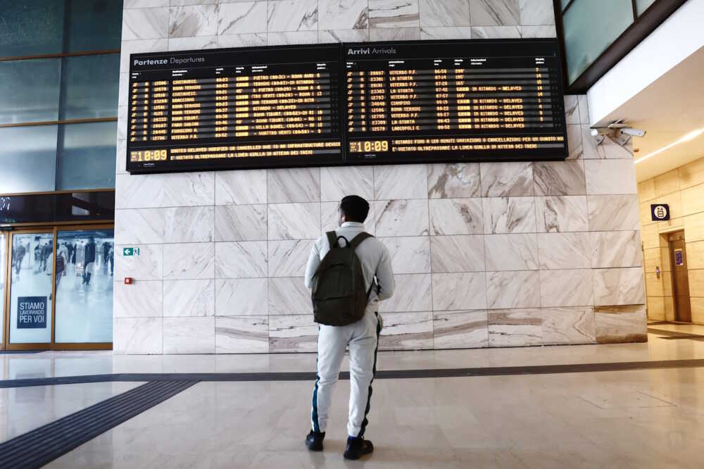 tabellone monitor treni ritardi