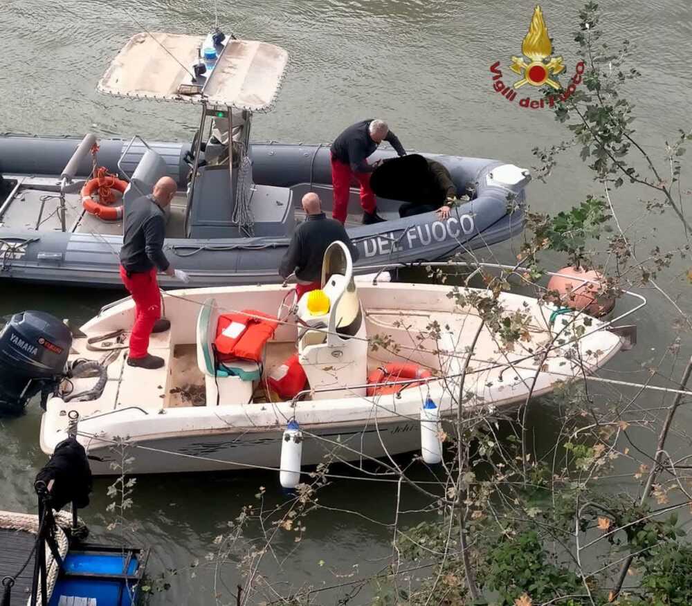 tevere vigili fuoco pompieri vvf barche tevere vigili fuoco pompieri vvf barche