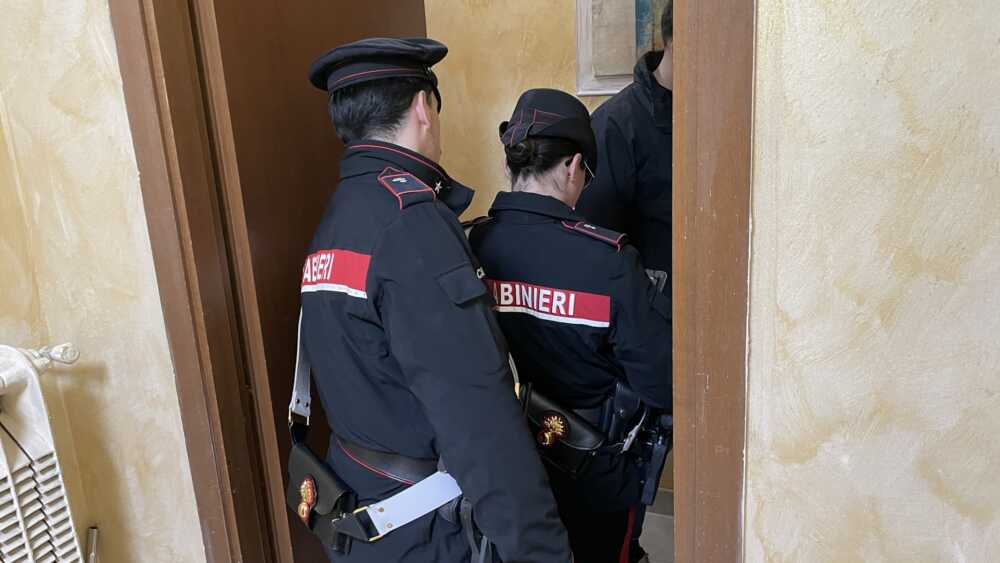 CENTRO – Controlli dei Carabinieri presso strutture ricettive affittacamere b&b portone (3) CENTRO - Controlli dei Carabinieri presso strutture ricettive affittacamere b&b portone (1)