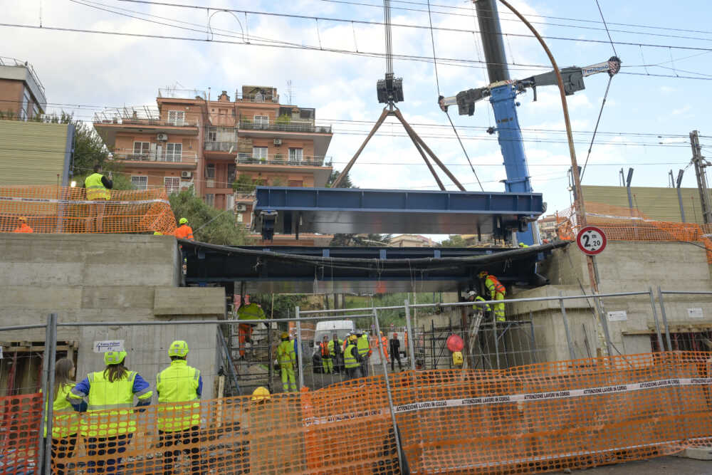 Fl1, completato il sottovia fra Ostiense e Fiumicino Aeroporto ferrovie lavori cantiere rfi Via della Magliana, scavalco Via dei GrottoniInaugurazione del Ponte Via dei Grottoni