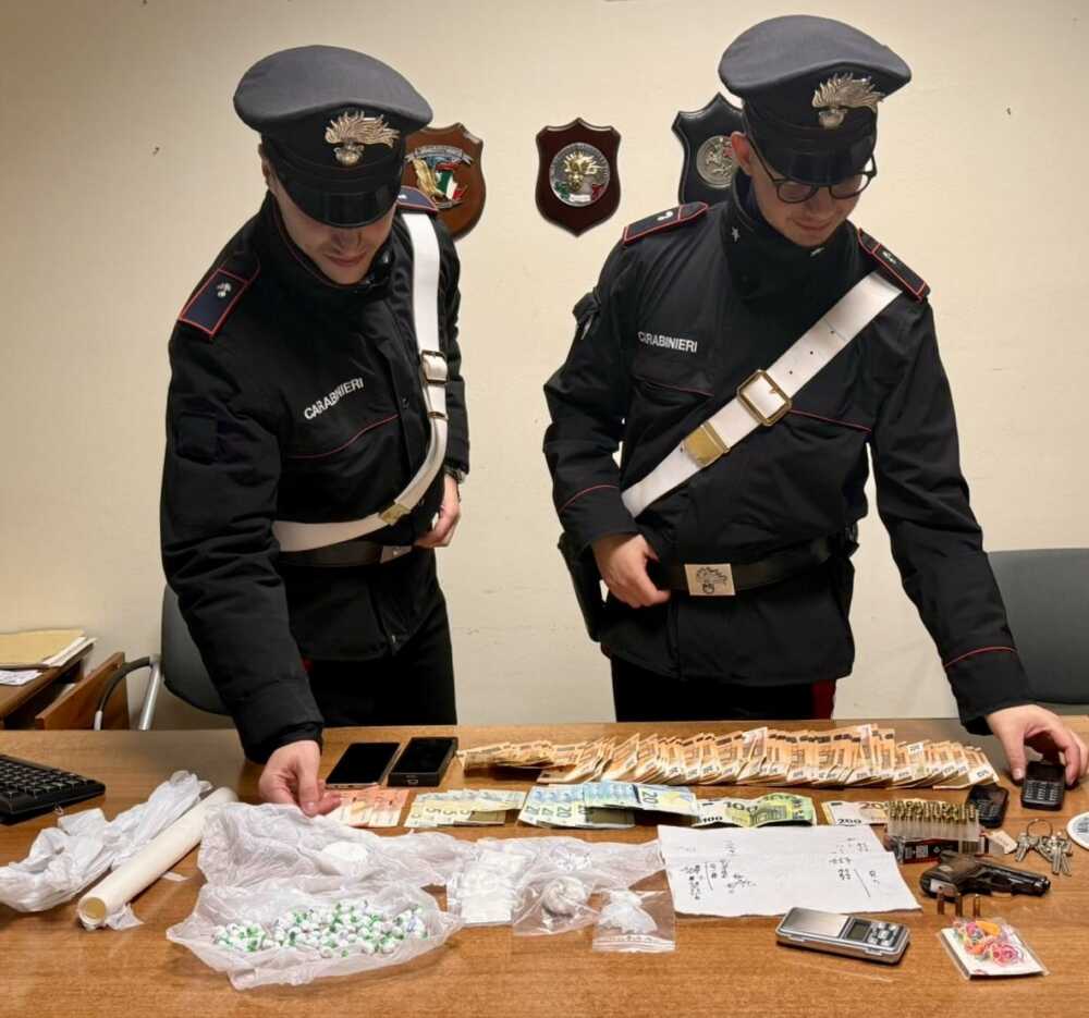 OSTIA - La droga e l'arma rinvenuta dai Carabinieri