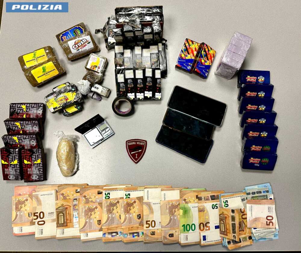 Volanti panetto fumo hashish polizia Volanti panetto fumo hashish polizia