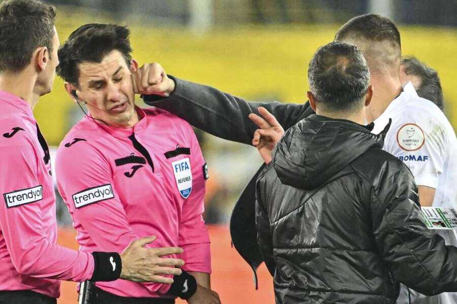aggressione arbitro turchia