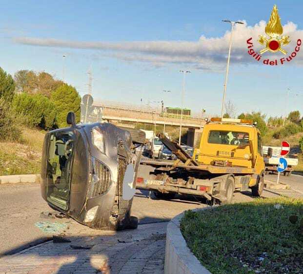 auto ribaltata zona indutriale via flores civitavecchia vvf vigili fuoco pompieri