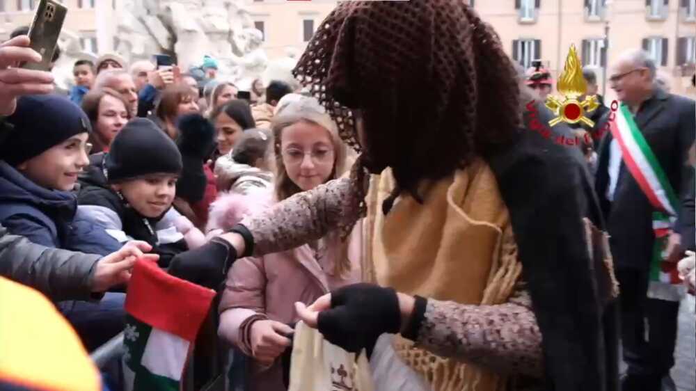 befana piazza navona vvf vigili fuoco pompieri befana piazza navona vvf vigili fuoco pompieri