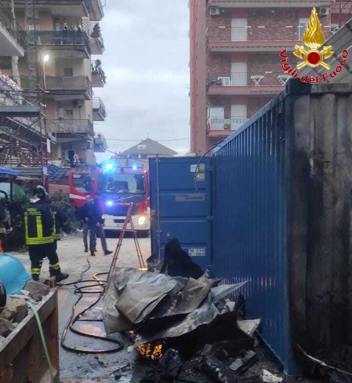 incendio container ladispoli via palo pompieri vvf vigili fuoco polizia