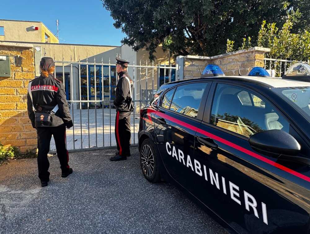 OSTIA - I Carabinieri intervenuti fuori scuola