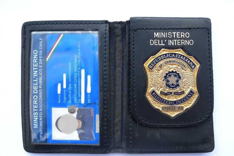 finto falso distintivo polizia finto falso distintivo polizia
