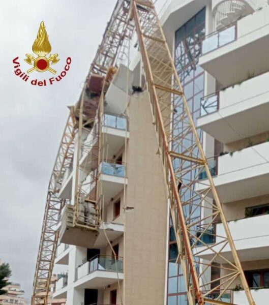 gru cantiere crollata ardeatino vvf vigili fuoco pompieri (1)