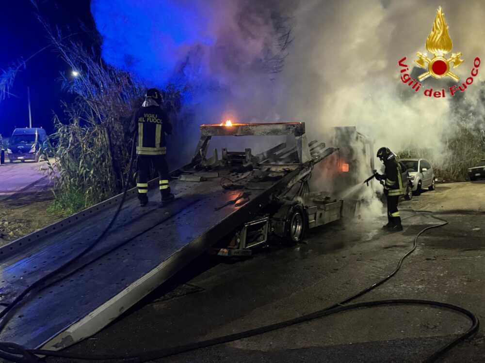 incendio carroattrezzi auto santa marinella vvf vigili fuoco pompieri 2 incendio carroattrezzi auto santa marinella vvf vigili fuoco pompieri 2