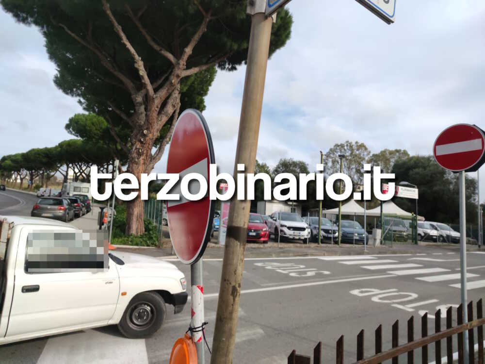 via massimo d’azeglio civitavecchia auto contromano(11) via massimo d'azeglio civitavecchia (44)