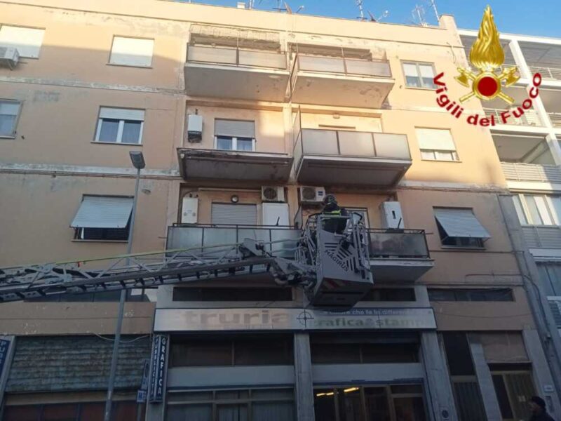 vvf vigili fuoco pompieri autoscala civitavecchia viale vittoria cornicione pericolante 1