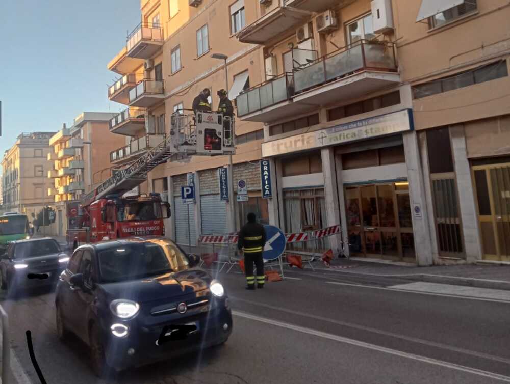 vvf vigili fuoco pompieri autoscala civitavecchia viale vittoria cornicione pericolante vvf vigili fuoco pompieri autoscala civitavecchia viale vittoria cornicione pericolante