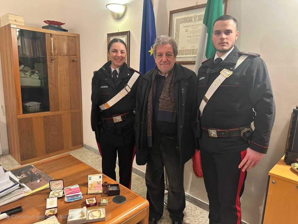 I Carabinieri della Stazione di Roma Macao restituiscono i gioielli rapinati alla vittima anziano