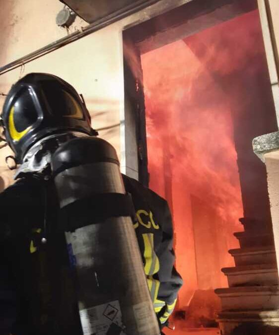 Incendio in un appartamento di Oriolo, morta una donna e stabile evacuato