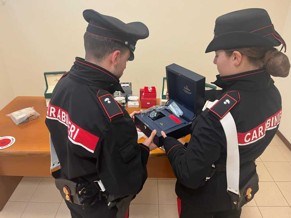 La droga, gli orologi e le banconote sequestrate dai Carabinieri (1) La droga, gli orologi e le banconote sequestrate dai Carabinieri (1)
