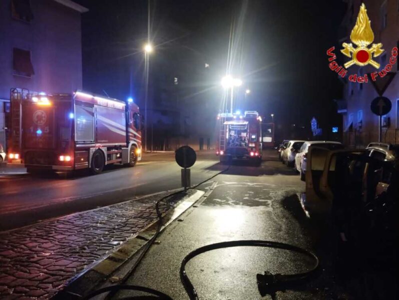 auto fiamme vvf vigili fuoco pompieri civitavecchia (2)
