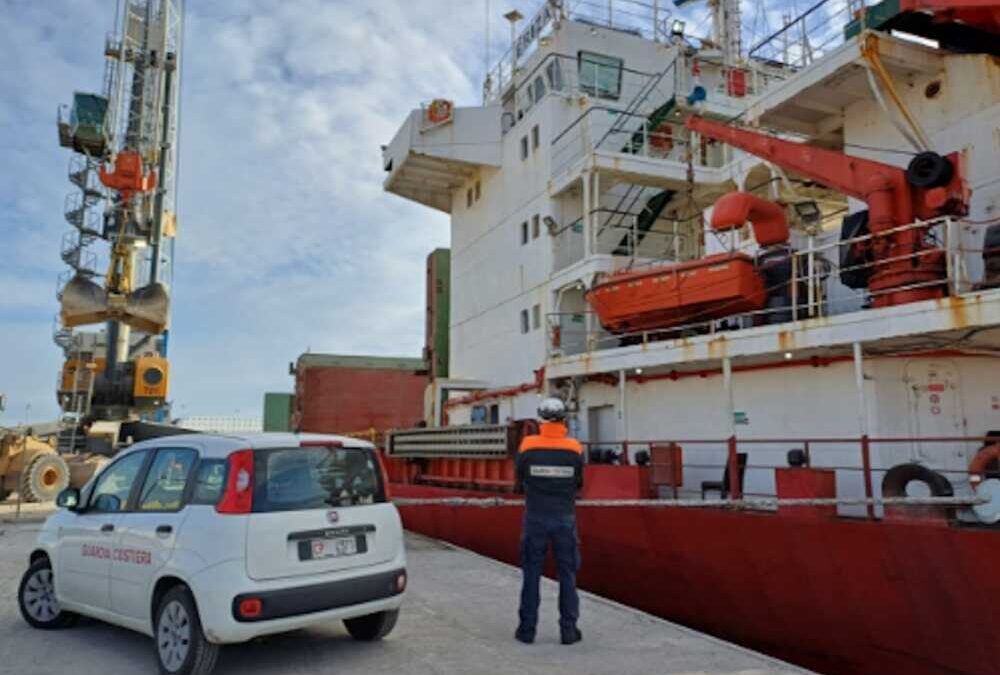 Mercantile sequestrato dalla Guardia Costiera al porto di Civitavecchia