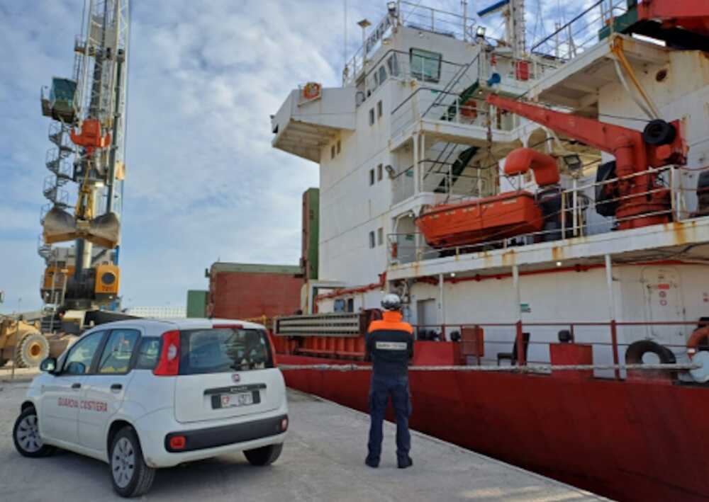 nave mercantile porto civitavecchia commerciale industriale guardia costiera