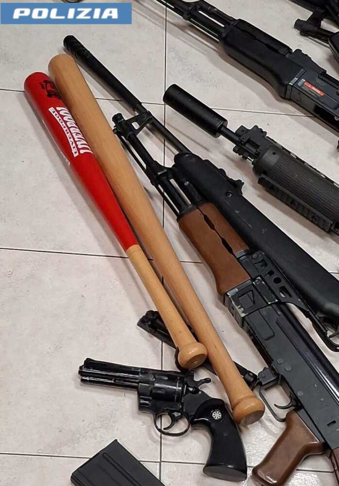 polizia mazze baseball armi