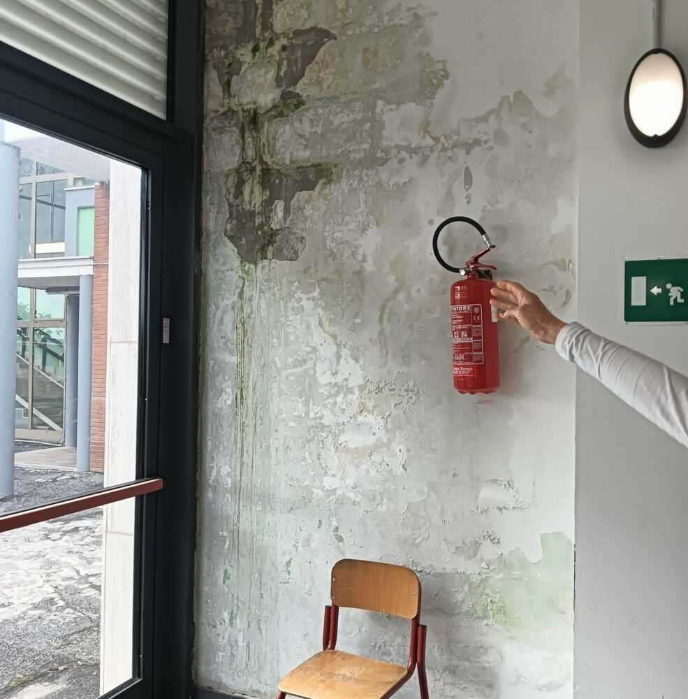 scuola santa marinella vignacce allagata infiltrazioni acqua 1 scuola santa marinella vignacce allagata infiltrazioni acqua 2