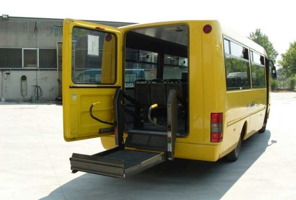 Contributi economici a Civitavecchia lo scuolabus destinato agli studenti con disabilità