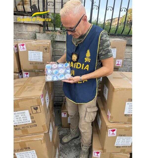 Santini contraffatti sequestrati dalla Finanza a Roma