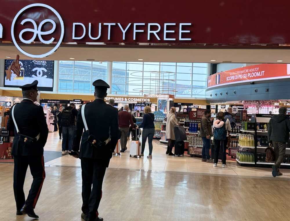 CP AEROPORTI - Controlli dei Carabinieri presso lo scalo di Fiumicino (3)