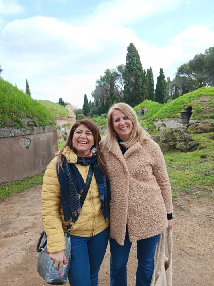 Desirée Arlotta Presidente ArcheoTheatron con la maestra Sonia Rainoldi Desirée Arlotta Presidente ArcheoTheatron con la maestra Sonia Rainoldi