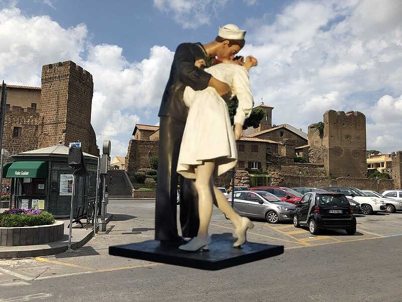 Piazza_Aldo_Moro_-_Cerveteri_ statua bacio2