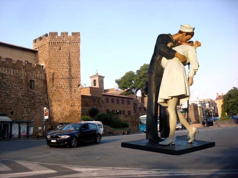 Piazza_Aldo_Moro_-_Cerveteri_ statua bacio2