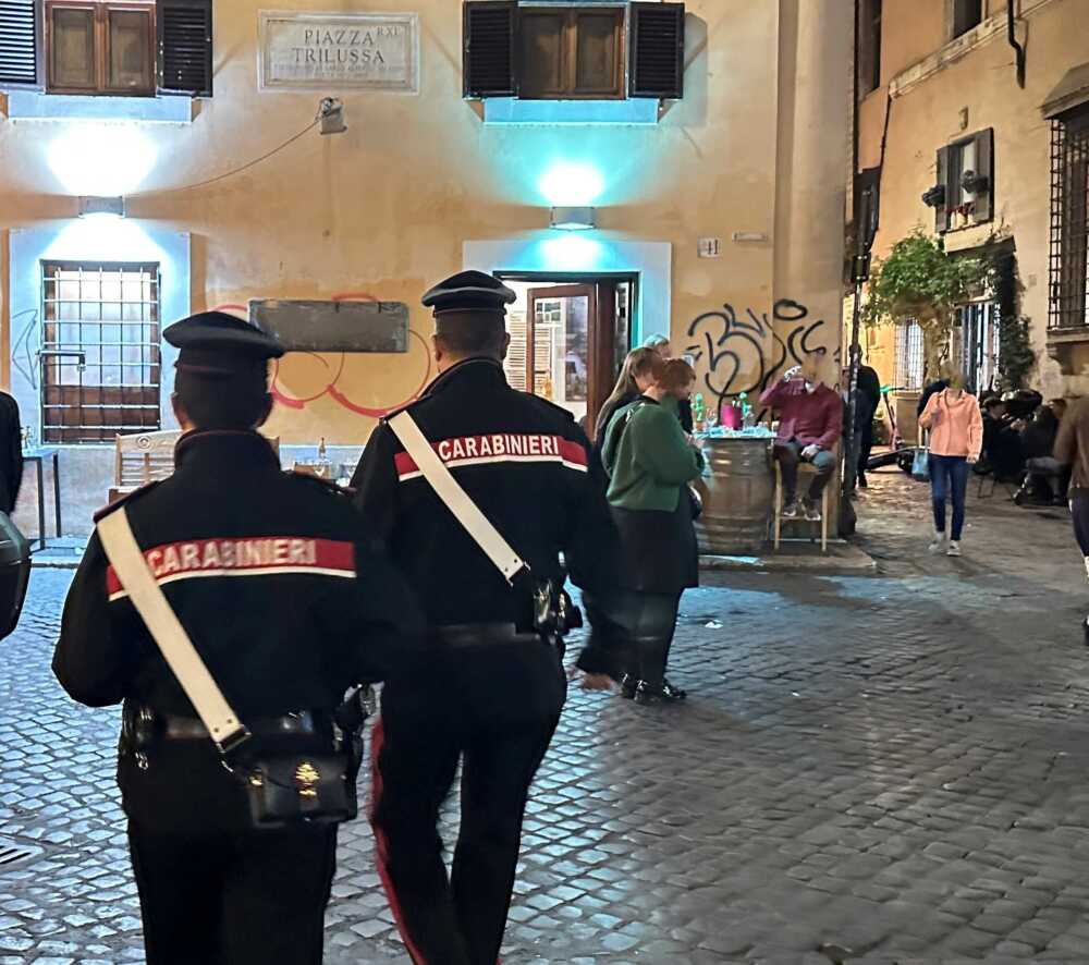 TRASTEVERE + PARIOLI – Controlli dei Carabinieri durante la malamovida (3) TRASTEVERE + PARIOLI - Controlli dei Carabinieri durante la malamovida (2)