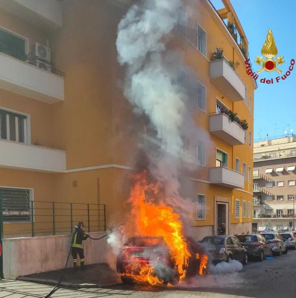 auto in fiamme parioli vvf vigili fuoco pompieri (2)