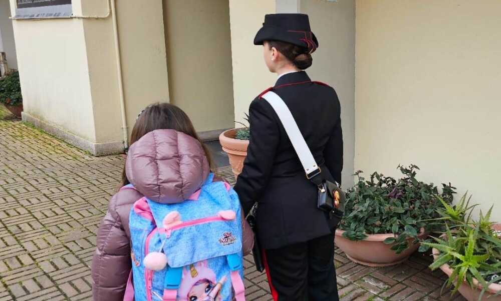carabinieri spalle scuola