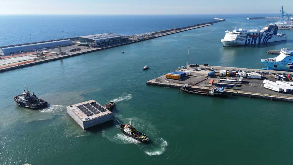 Diga foranea a Civitavecchia, arrivato il primo di otto cassoni A02