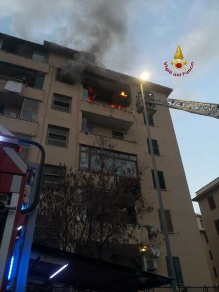 incendio appartamento tor marancia vvf vigili fuoco pompieri
