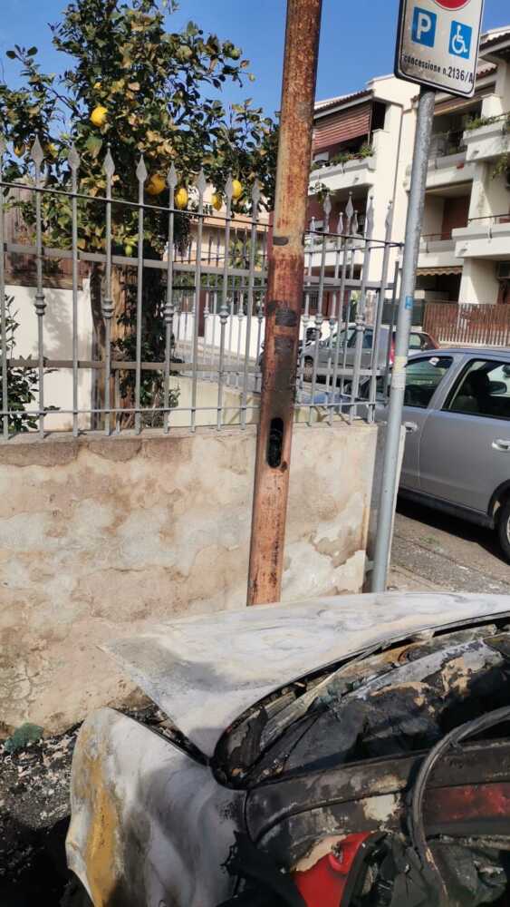 palo illuminazione luce auto incendiata cerveteri