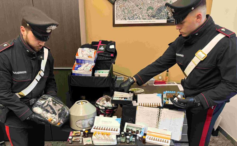 PARIOLI – I medicinali e i materiali sequestrati dai Carabinieri (1) PARIOLI - I medicinali e i materiali sequestrati dai Carabinieri (1)