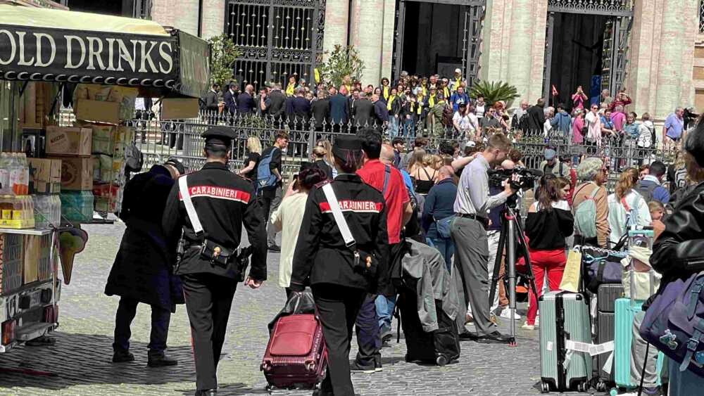 PROVINCIALE – Controlli dei Carabinieri contro furti e borseggi occasione eventi che precedono esequie Santo Padre basilica pellegrini PROVINCIALE - Controlli dei Carabinieri contro furti e borseggi occasione eventi che precedono esequie Santo Padre basilica pellegrini