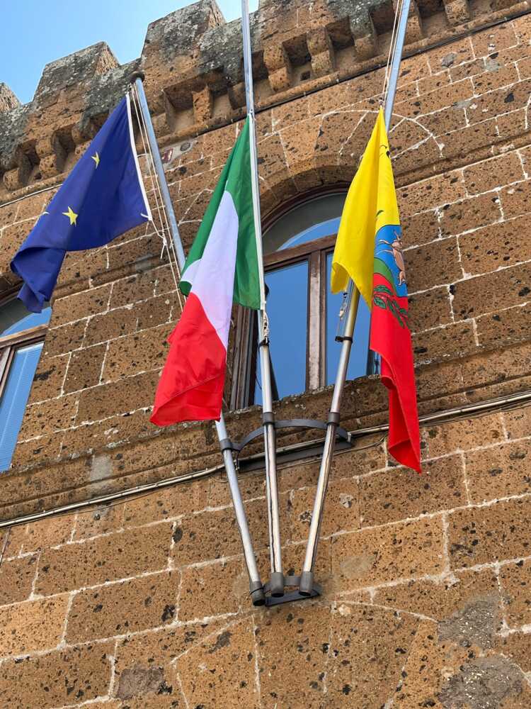 bandiere a mezz'asta