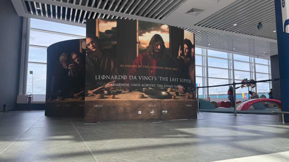 All’aeroporto di Fiumicino “The Last Supper: The Living Tableau” di Armondo Linus Acosta