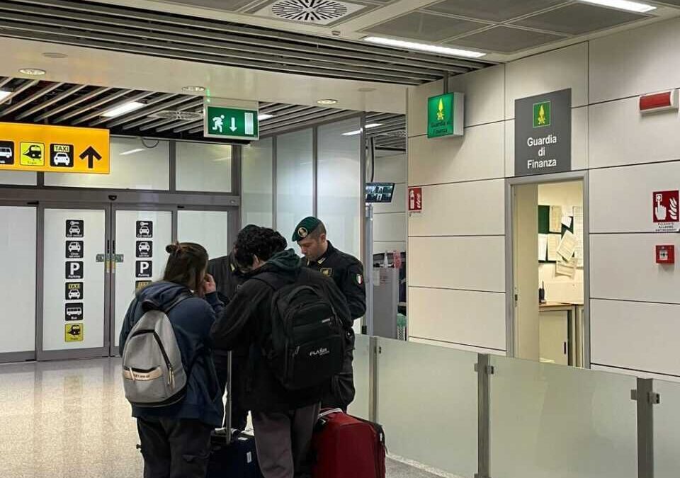 Borseggiatore all’opera in aeroporto beccato dai Baschi Verdi a Fiumicino
