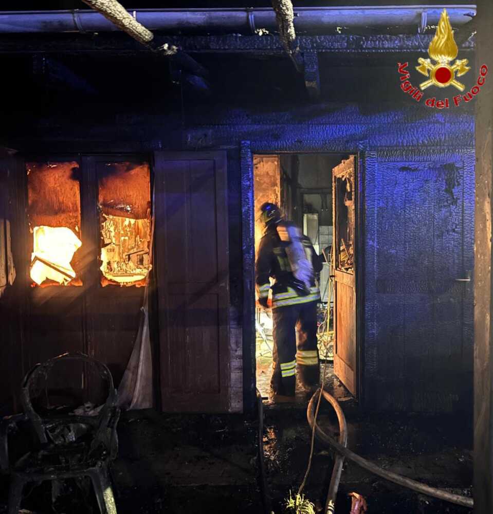 incendio casette legno vvf vigili fuoco pompieri civitavecchia (1)