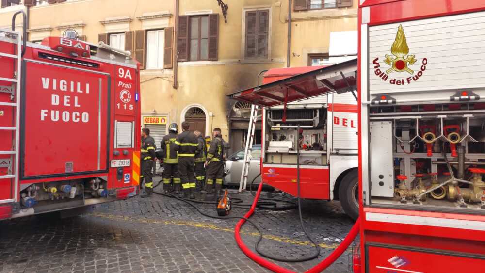 incendio pasticceria cinque lune roma vvf vigili fuoco pompieri