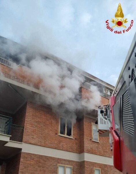 incendio santa marinella morto via colonie vvf vigili fuoco pompieri carabinieri (9)
