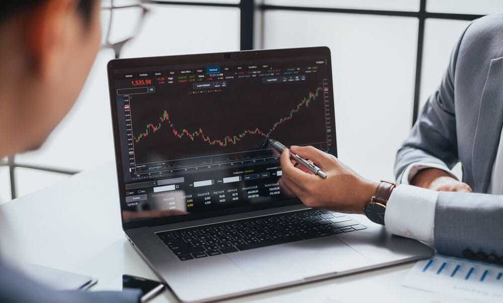 Mercati in bilico: Wall Street rimbalza, Europa in rosso – Il FTSE MIB cerca direzione