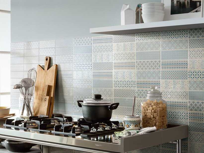 Piastrelle in cucina solo fascia: come usarle per ambienti moderni o tradizionali