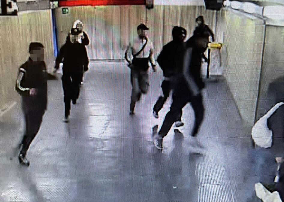 Rapina un connazionale in piazza Vittorio, poi lo accoltella e scappa coi complici: 18enne tunisino arrestato dalla Polizia